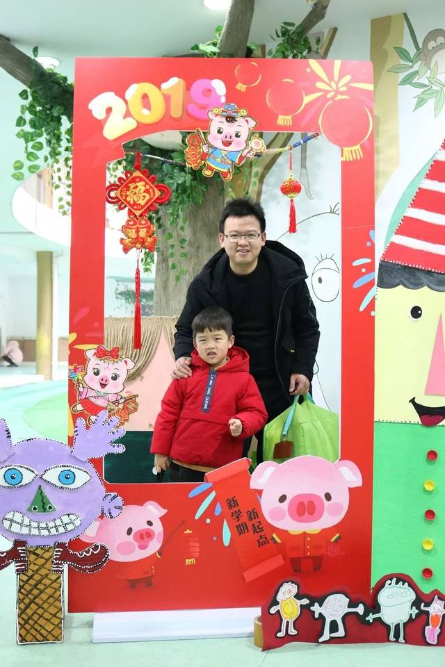 相框,还有佩奇"猪猪"的陪伴,带上我爸我妈,到我的幼儿园来发圈儿打卡