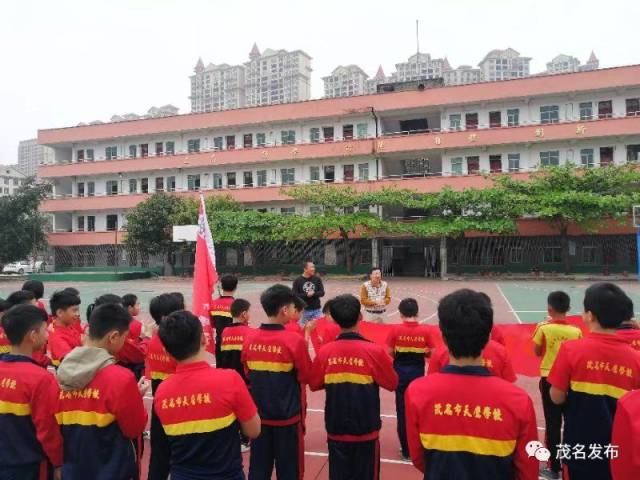 快看,今天茂名小手拉大手,创卫齐步走!这身影