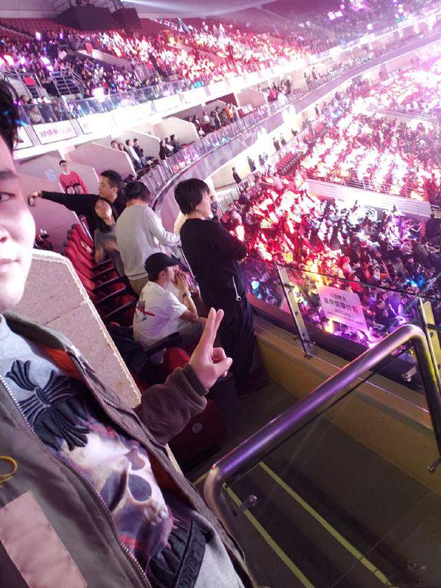 张杰低调现身火箭少女101演唱会观众席,网友晒照他破洞裤亮了