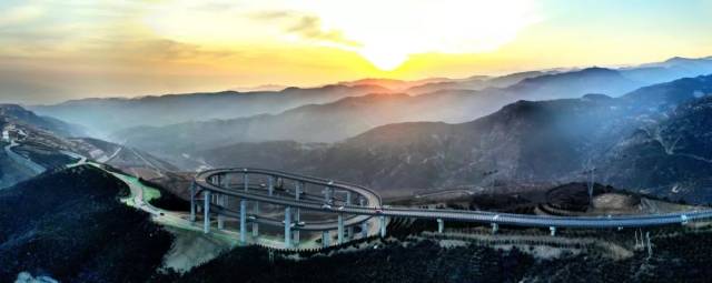 太原“网红桥”的秘密|盘回山巅， 仿佛所去的地方在灵魂高处