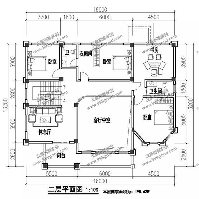 卧室八角窗扩充室内空间,客厅中空弥补了缺少旋转楼梯的大气.