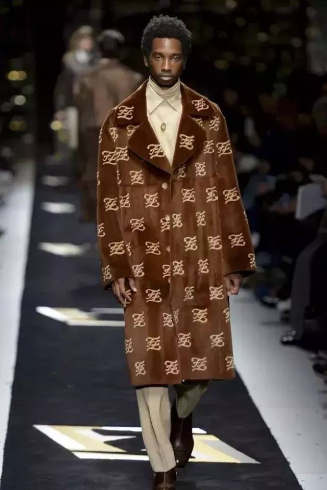 在这里,看老佛爷的fendi传奇经典