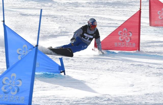 当日,在2018-2019国际雪联单板滑雪平行项目世界杯平行回转男子组