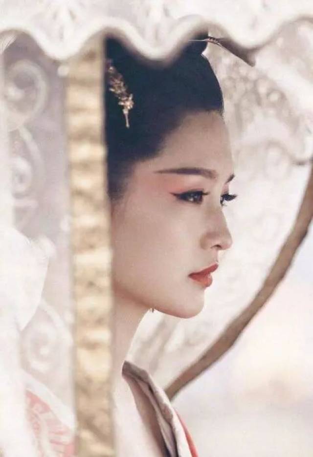 原创女星古装黑化后眼神有多狠?李沁笑中带恨,赵丽颖却难掩萌感!