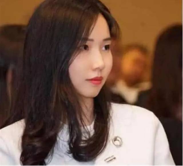 “中国最美富四代”:22岁掌控400亿上市公司!听说男友不简
