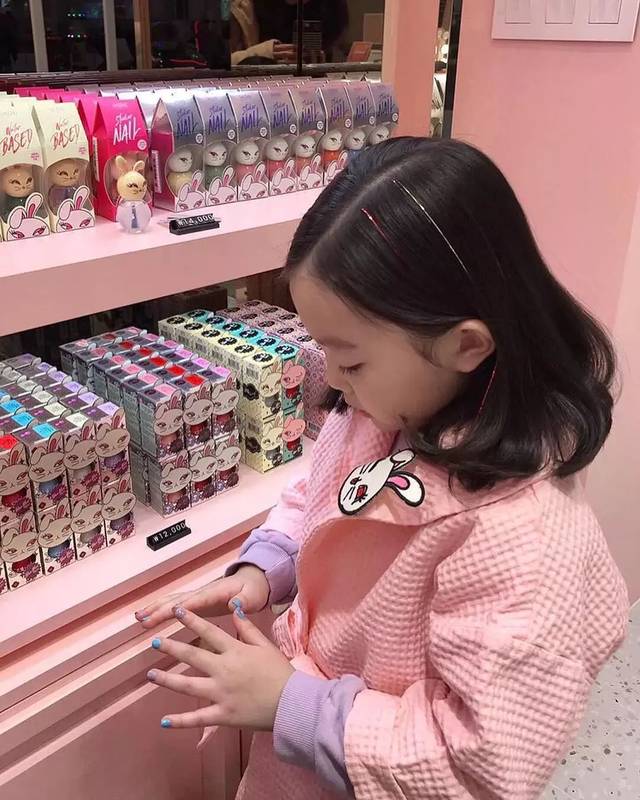 spa化妆一条龙,韩国4岁小孩,居然都已经开始泡美容院了!