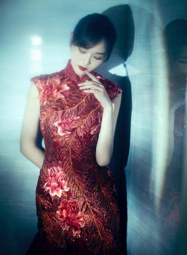 唐嫣身穿红色旗袍现身歌唱,回眸一笑惊艳了众人,太美了!