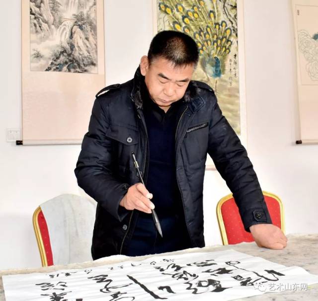 刘文胜,酷爱文学艺术,曾从事新闻工作多年,书法,文学修养深厚,现为