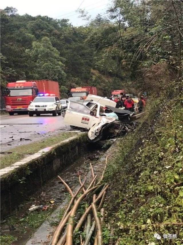 今天,梧州207国道山心路段发生车祸,一人当场死亡.