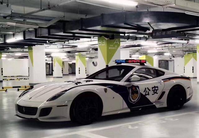 国外超级跑车"穿"上中国"警服",全球警车涂装,还是中国霸气