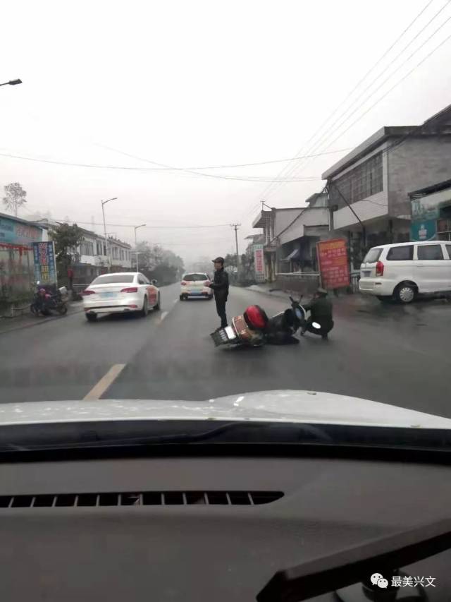 【爆料】车都撞翻了!雨天路滑车祸多