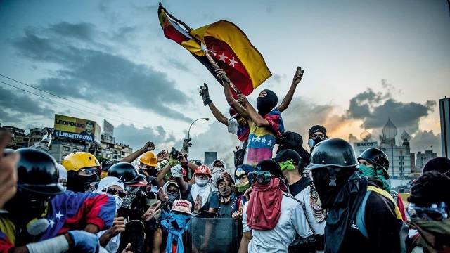 委内瑞拉军队:外国势力要推翻马杜罗,就要跨过