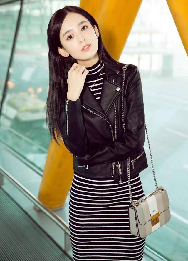 身穿小皮衣,内搭经典条纹裙,再加上今年大热的链条包,时尚气息扑面
