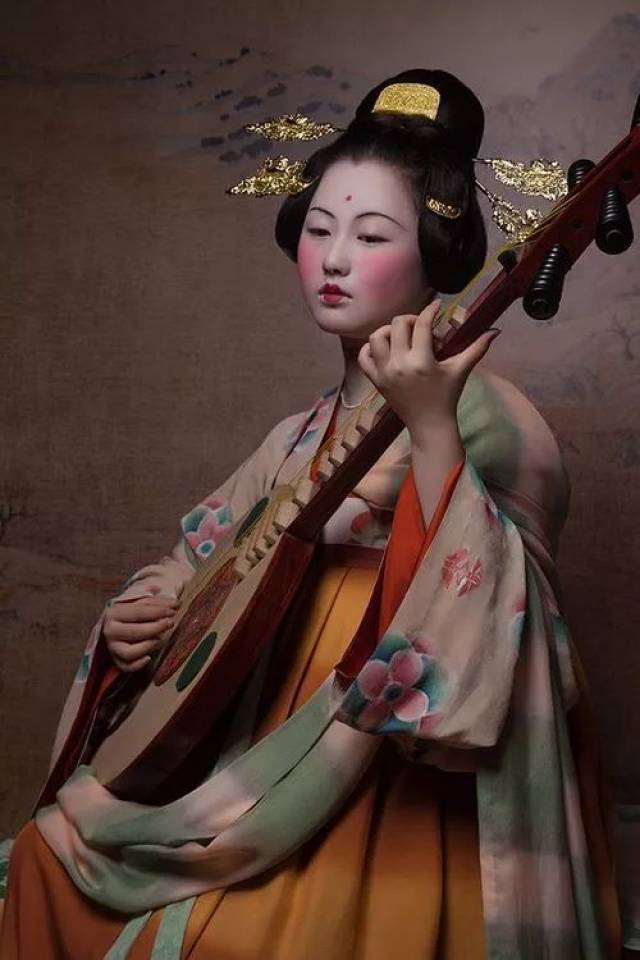 到这,小编又想起了前一段时间《国家宝藏2》播出时登场的装束复原小组