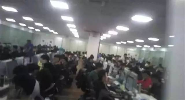 在菲律宾首都马尼拉机场不远的贫民窟,这栋名叫珍珠大厦的白色大楼里