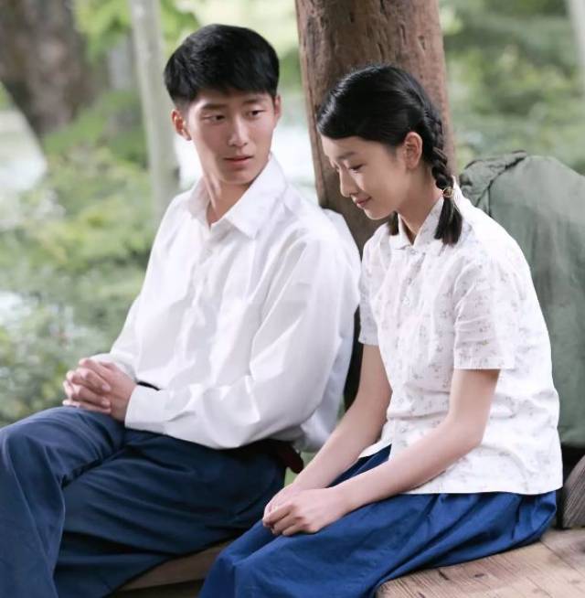 今天,我们来到光影背后,阅读电影的原著…… 《山楂树之恋》 导演