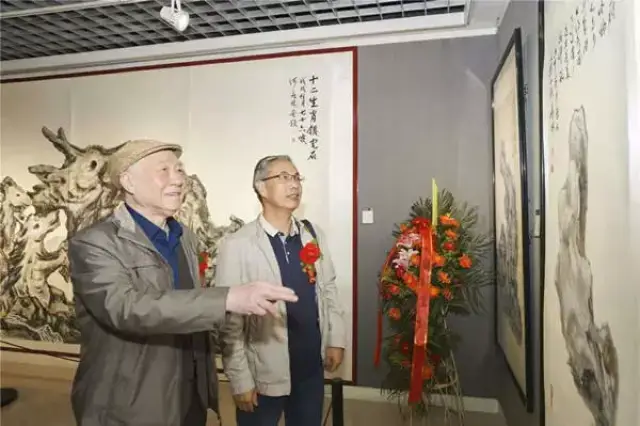 先后在陕西西安和甘肃庆阳成功举办了个人书法展,获得社会的高度赞扬