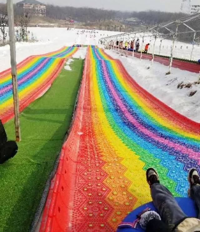 仅108元抢雁鸣蟹岛滑雪场2大2小门票套餐~尽情滑雪 畅玩200米七彩滑道