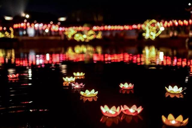 小镇人会和游客一起做花灯,赏花灯,猜灯谜 更会在小镇里的湖边放河灯