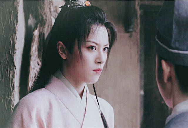 穿上女装的邢恩,又被网友吐槽像男的,你们也觉得不好看吗?