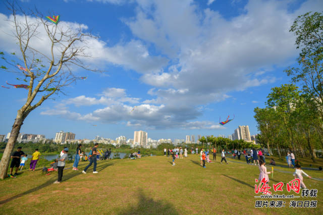 蓝天白云下,美舍河凤翔湿地公园引来众多游人.