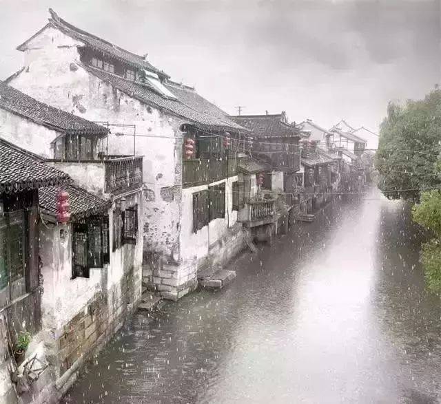 其实,雨中的古镇更具风情 烟雨朦胧中的江南水乡 氤氲的水气 唤醒了