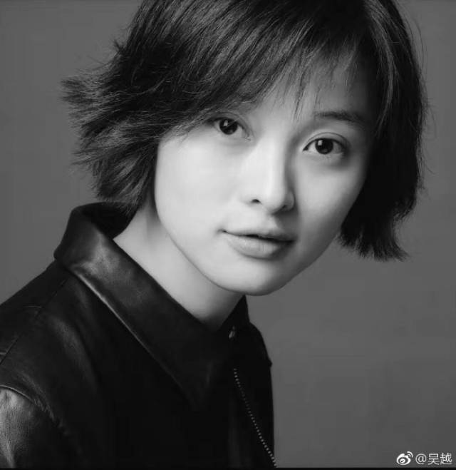 47岁的吴越 最低调的女演员 微博粉丝只有57万 绑着绷带录节目