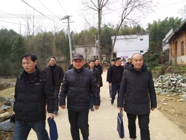 财政局驻刘河镇新铺村精准扶贫工作队进村入户忙调研