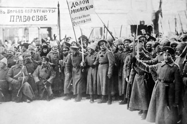 之后俄国临时政府采用《工人马赛曲》作为国歌,而保皇党依旧唱着