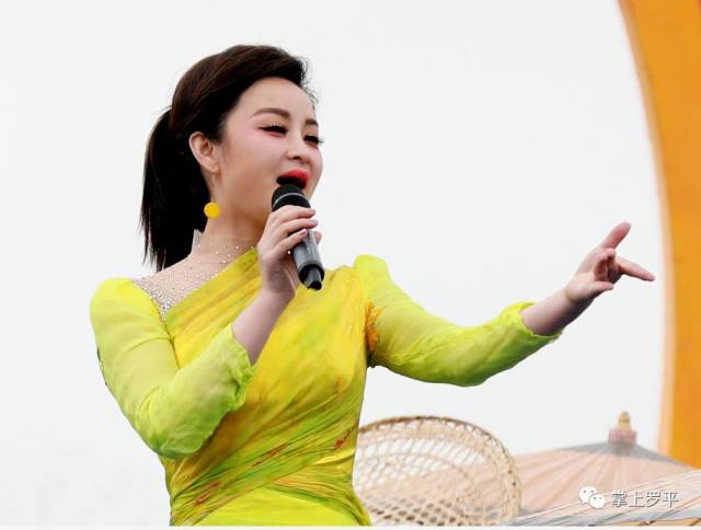 中国煤矿文工团青年女高音歌唱家陈丽媛带来的《走罗平》,亲切而又