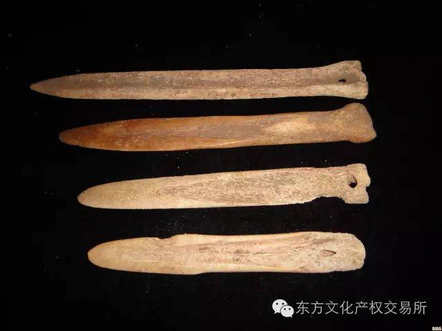 通常为动物的骨头,例如针,锥,鱼标和刀凿等,于旧石器时代出现,新石器