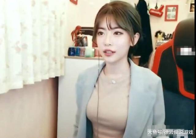 lol美女主播周淑怡应粉丝要求穿裙子倒立,随后出现一画面,直播间瞬间