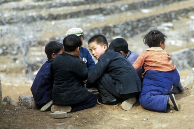 农村小孩子常在地上滚,土里爬,为何却很少生病?这是怎么回事?