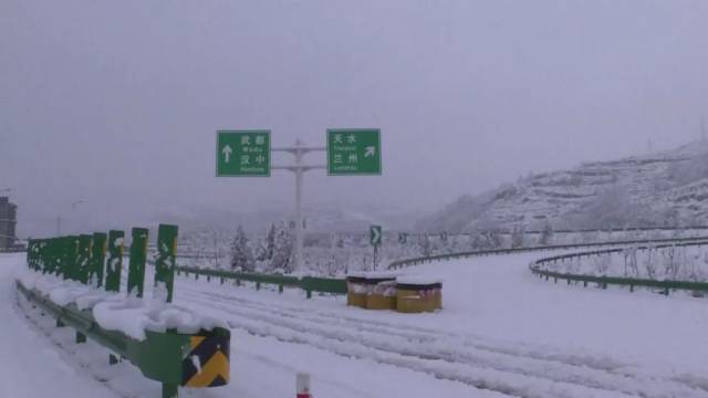 陇南西和县迎来大范围降雪十天高速临时封闭