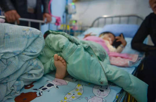 2 岁多的小汇(化名)就是一名恶性肿瘤患儿,通过手术医生从其腹腔中