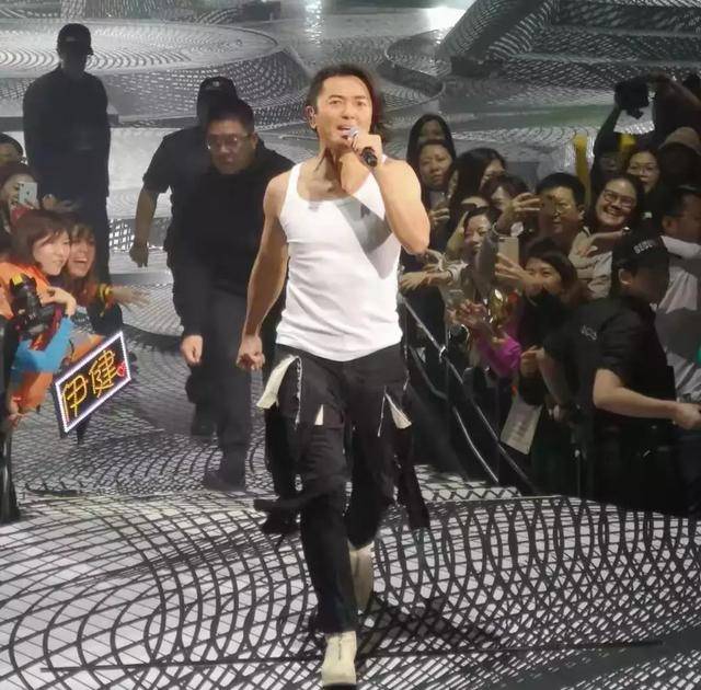 原创郑伊健开演唱会穿背心肌肉壮硕,保镖却一脸严肃,娇妻深情凝视