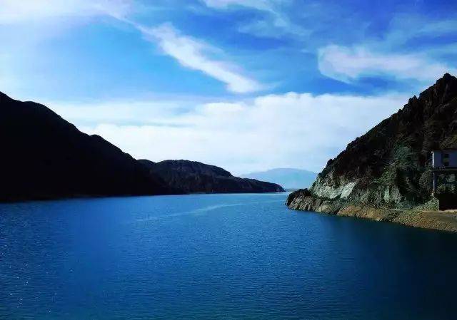 下图为疏勒河上游的昌马水库 可以眺望祁连山冷龙岭北麓,雪山,湖水