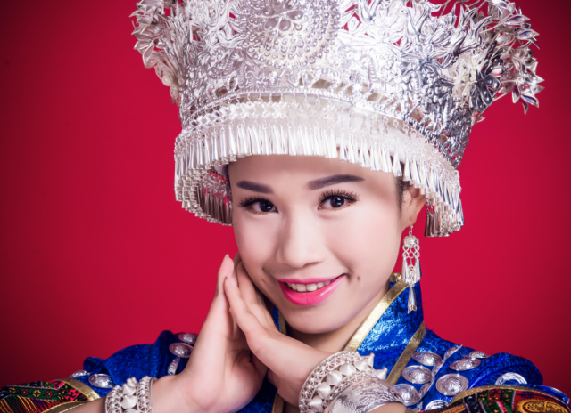他们分别是贵州男高音歌唱家吴险峰,著名美女歌手,水族之花曹荔莎