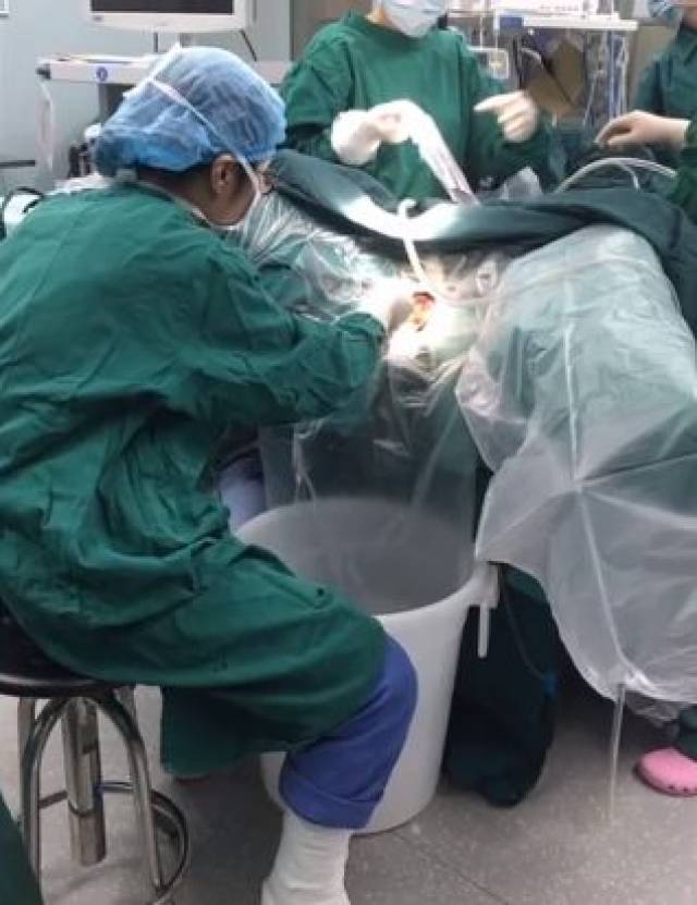 女医生脚打石膏做3小时手术