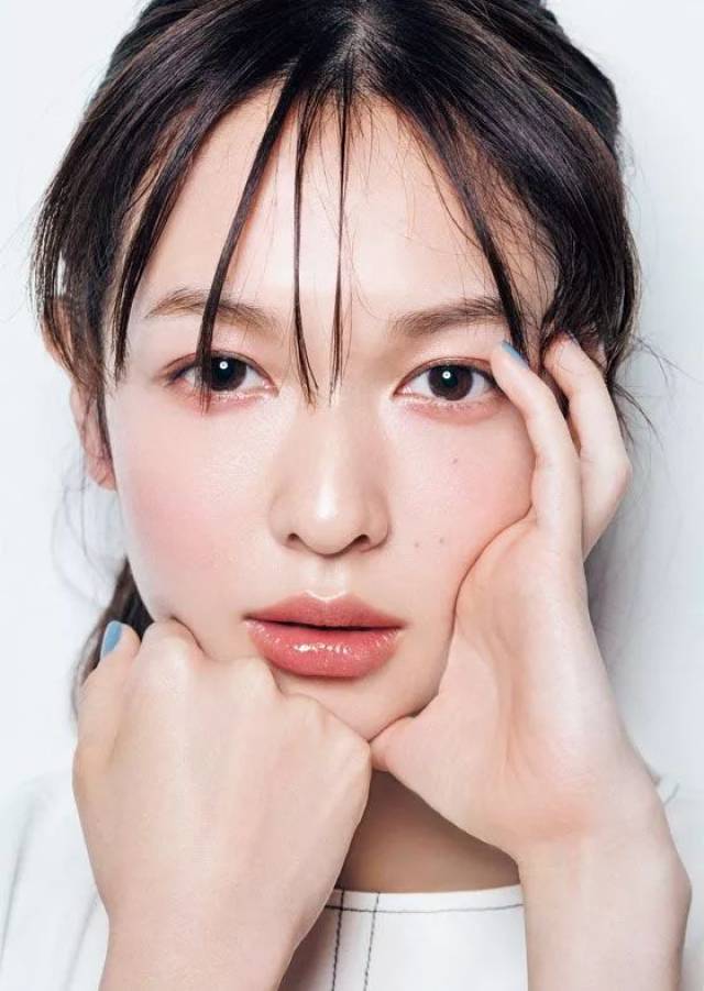 这种素颜妆让她依旧有那种疏离感,五官立体精致