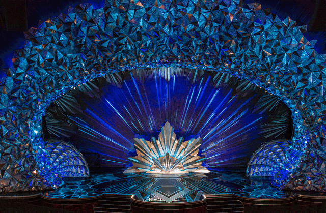 设计师用30万颗闪亮的水晶与金属装置组合 整个舞台看上去就像座华丽