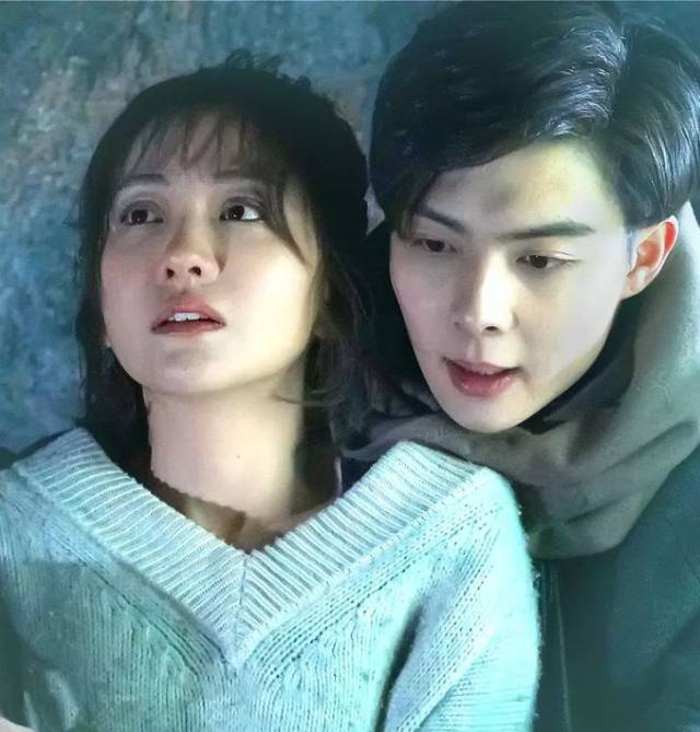 女方也曾暗戳戳地吃醋,张铭恩在《沙海》和杨蓉饰演的"梁湾"圈了不少