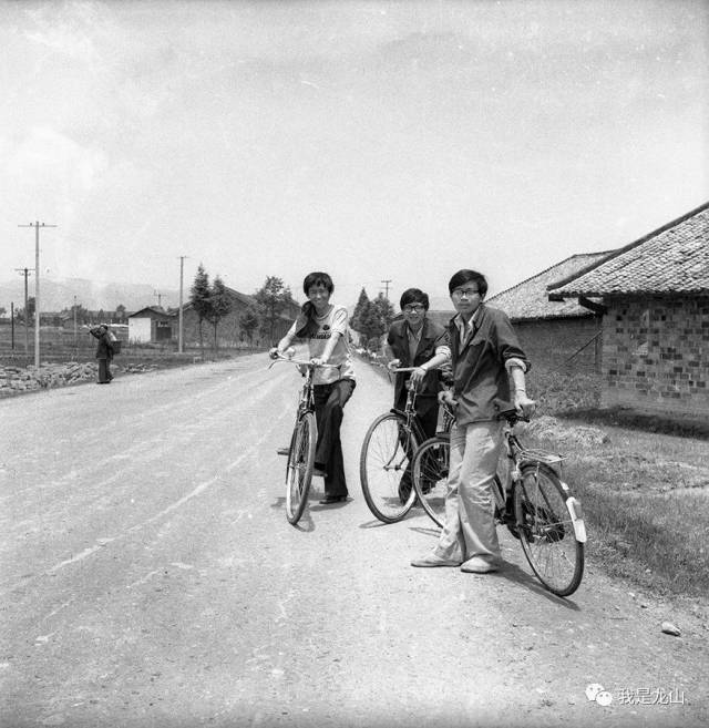 1985年7月,龙山几名年轻人骑自行车去湖北省来凤县城的路上.