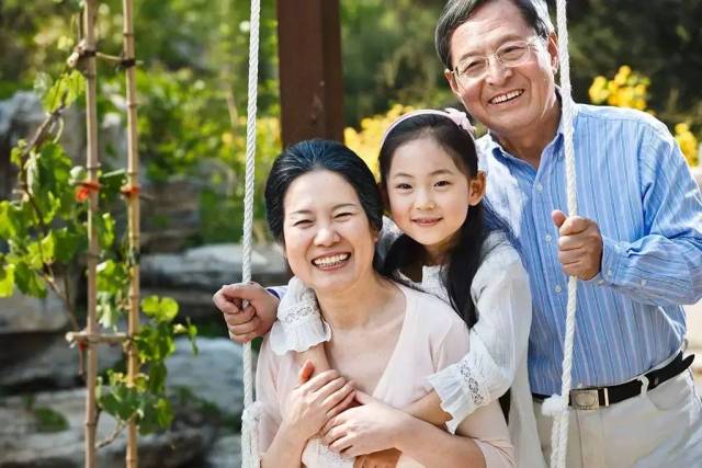 你家是让爷爷奶奶带孩子还是让外公外婆带呢?说说你家
