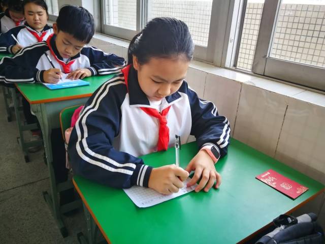 大地吐绿春意生 勤奋学习正当时—凤翔小学六年级师生制作愿望树