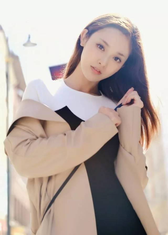 这几年,彭小苒逐渐开始向演员方向转型.