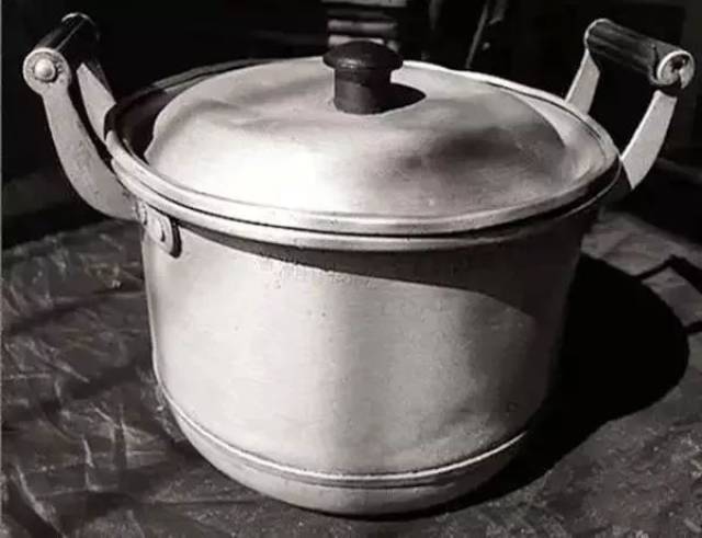 钢盅锅子:就是铝锅,以前没有不锈钢制品,家家户户都用这种锅子.