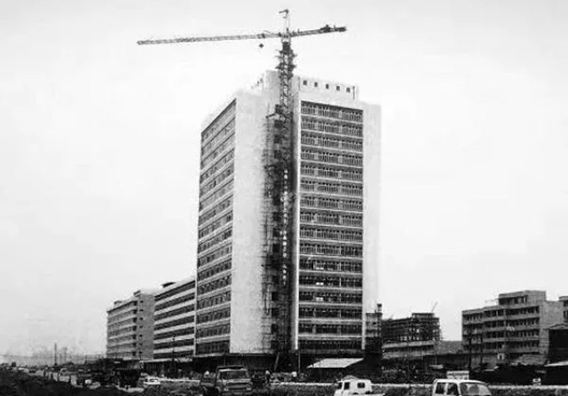 1985年,深圳国贸大厦竣工,施工创下了"三天一层楼"的纪录,人们管这叫"