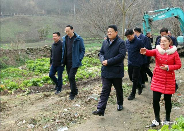 为确保水质早日达标,市生态环境局局长冯安龙巡查神定河!