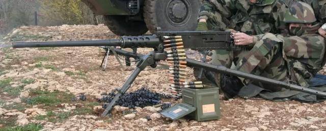 印度士兵使用m2重机枪